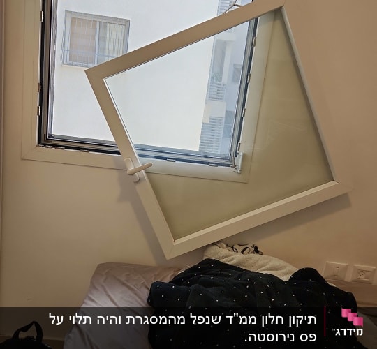 חלון פתוח עם תריסים פנימיים